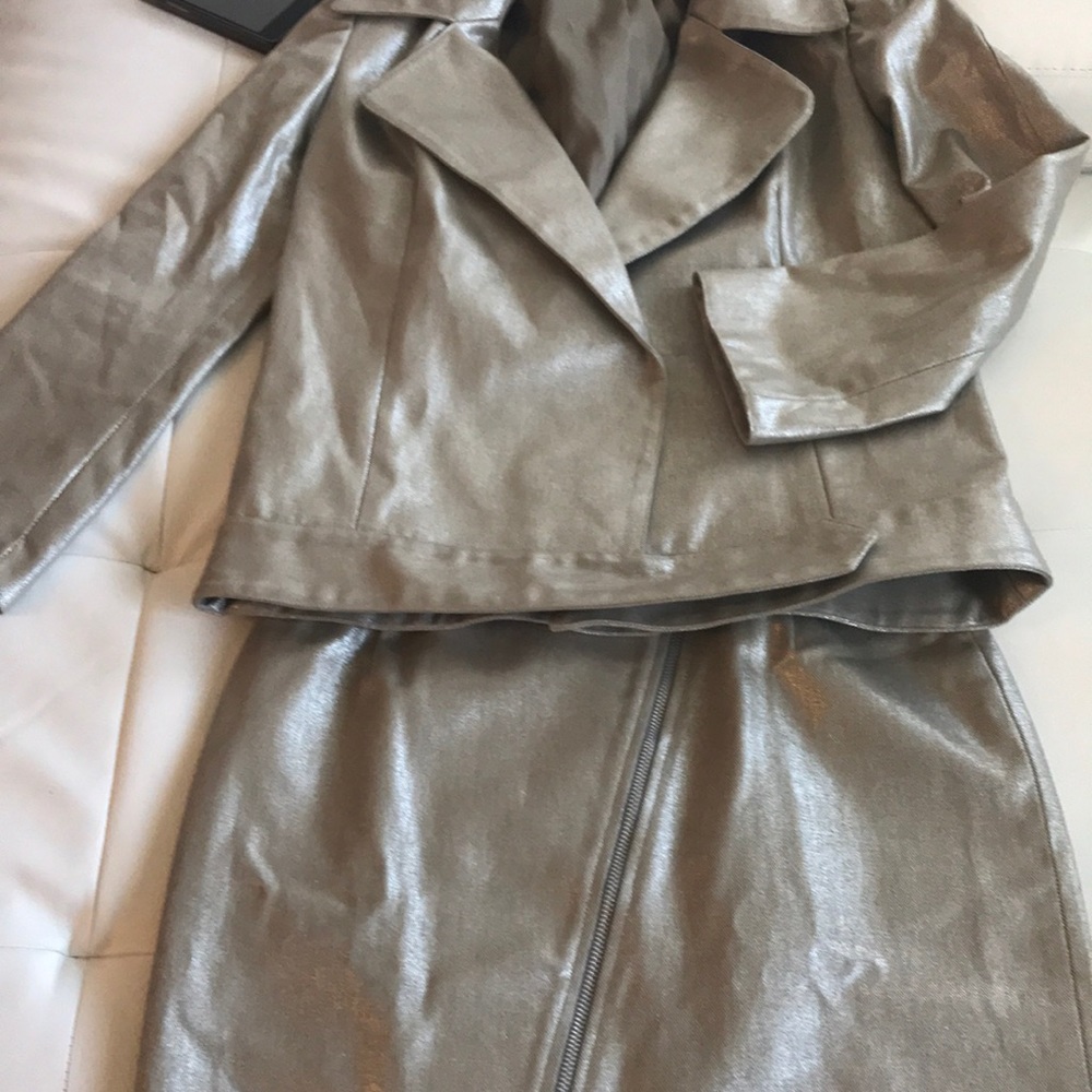 Skirt suit